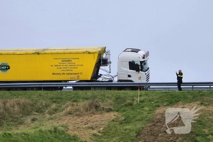 Vrachtwagen weggezakt in berm