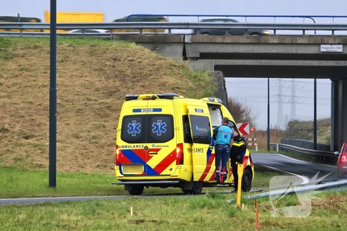 Vrachtwagen weggezakt in berm