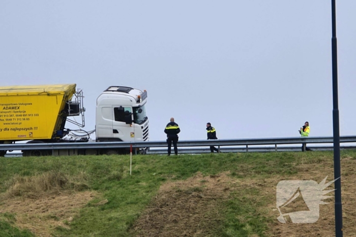 Vrachtwagen weggezakt in berm