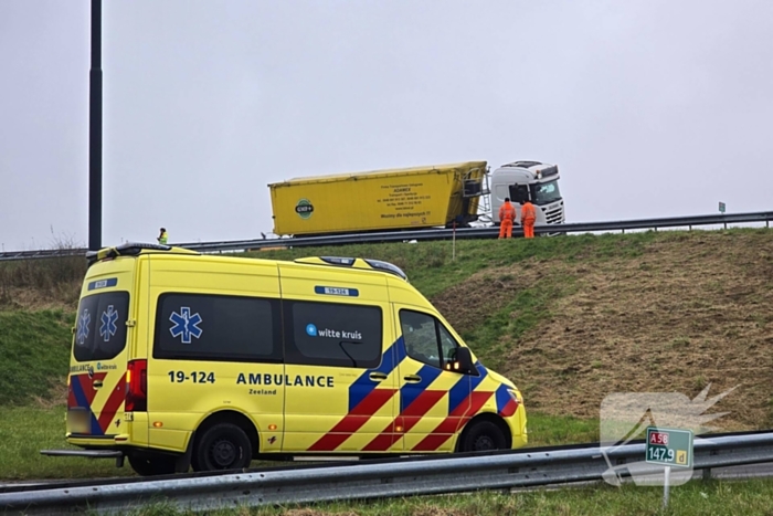 Vrachtwagen weggezakt in berm