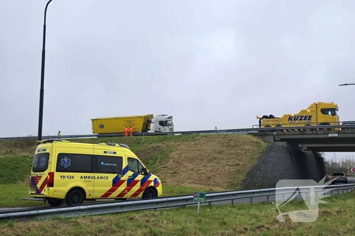 Vrachtwagen weggezakt in berm