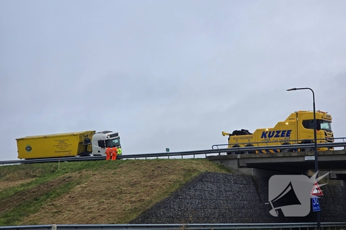 Vrachtwagen weggezakt in berm