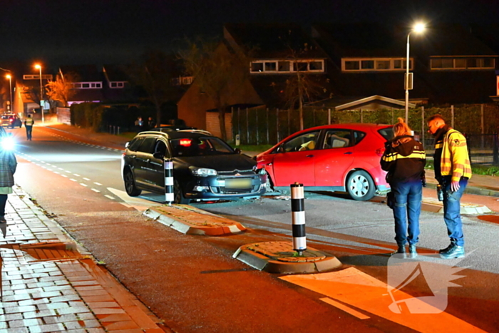 Gewonde na frontale botsing tussen twee auto's