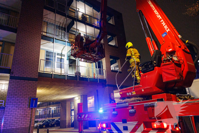 Brandweer schaalt op bij woningbrand