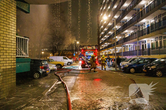 Brandweer schaalt op bij woningbrand