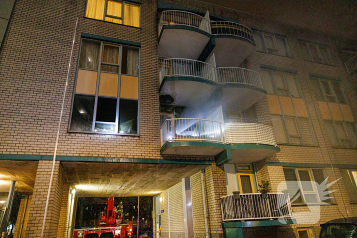 Brandweer schaalt op bij woningbrand