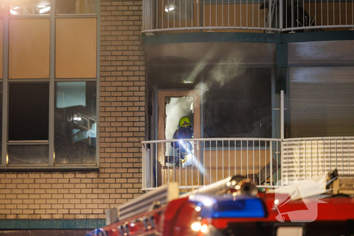 Brandweer schaalt op bij woningbrand