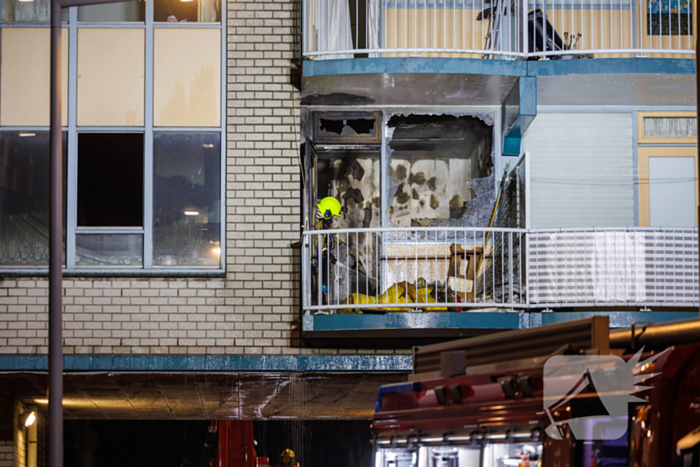 Brandweer schaalt op bij woningbrand