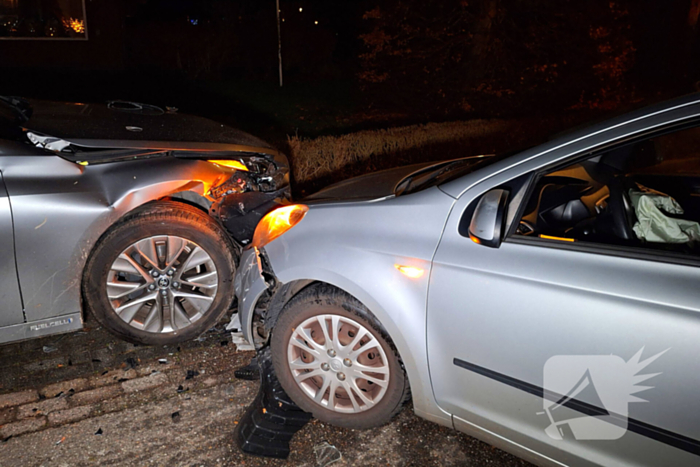 Bestuurder ramt geparkeerde auto