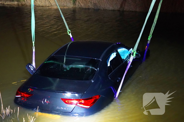 Duikers ingezet om auto boven water te krijgen