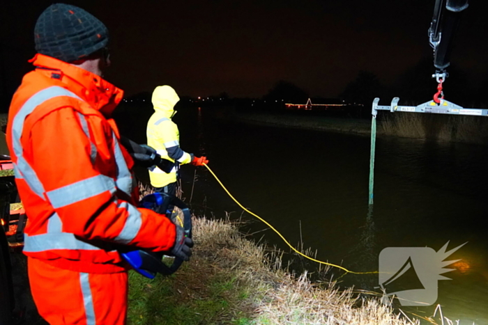 Duikers ingezet om auto boven water te krijgen