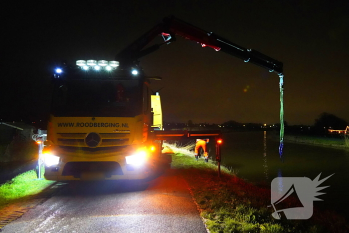 Duikers ingezet om auto boven water te krijgen