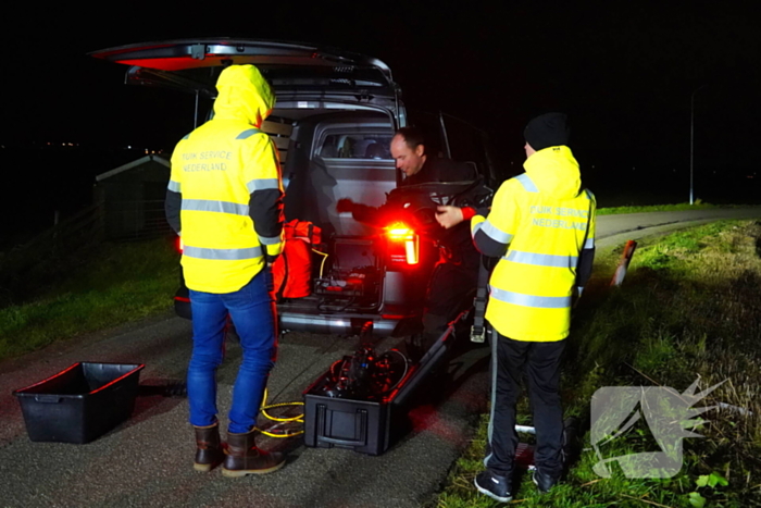 Duikers ingezet om auto boven water te krijgen