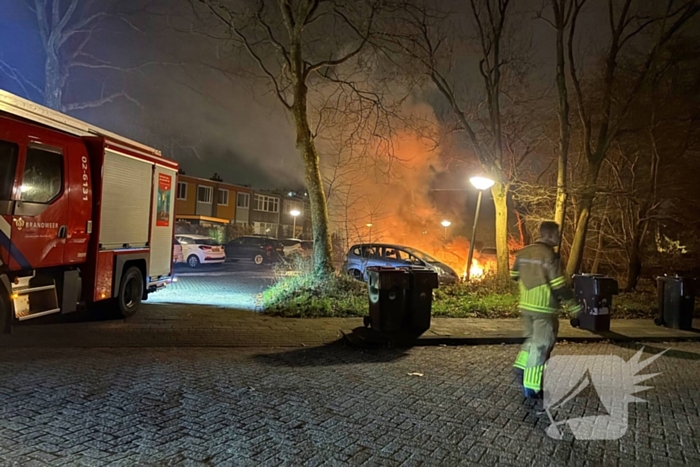 Geparkeerde personenwagens volledig uitgebrand