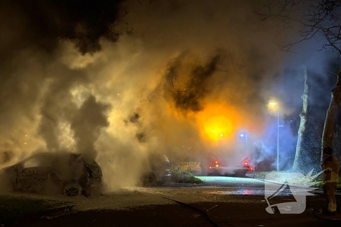 Geparkeerde personenwagens volledig uitgebrand