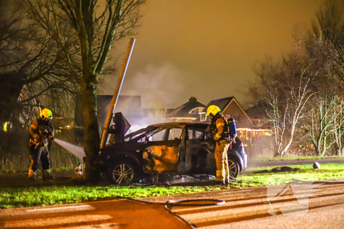 Auto vliegt in brand na ongeval