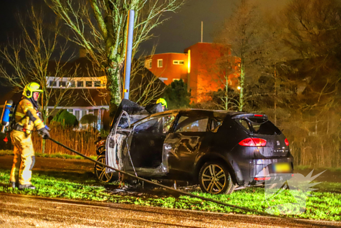 Auto vliegt in brand na ongeval