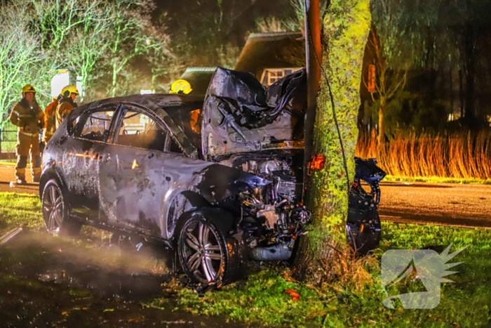 Auto vliegt in brand na ongeval