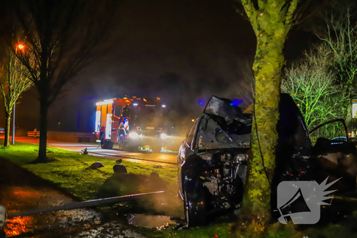 Auto vliegt in brand na ongeval