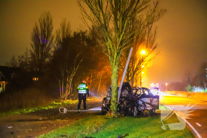 Auto vliegt in brand na ongeval