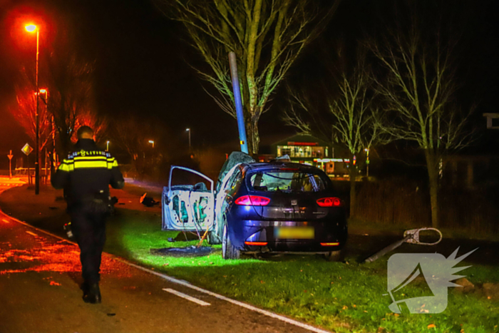 Auto vliegt in brand na ongeval