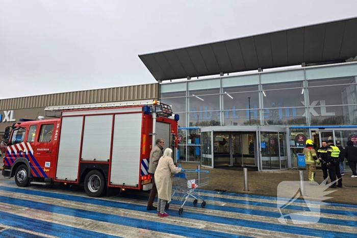 XL supermarkt ontruimd wegens brandgeur