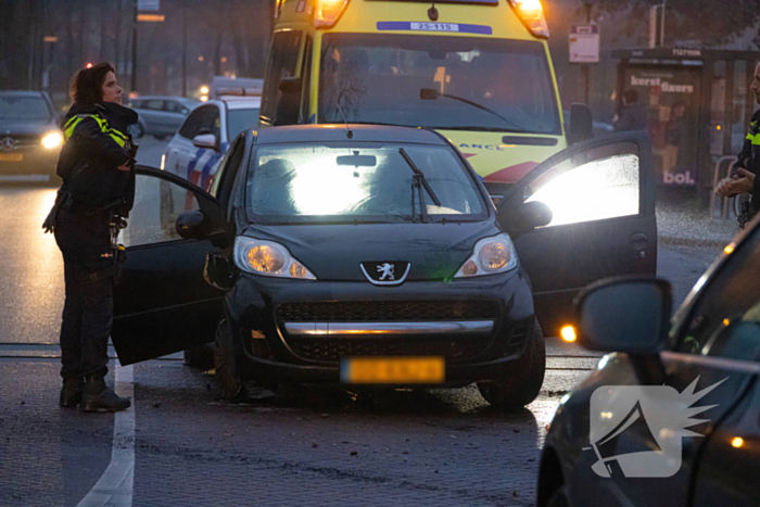 Gewonde nadat auto uit bocht vliegt en tegen boom klapt