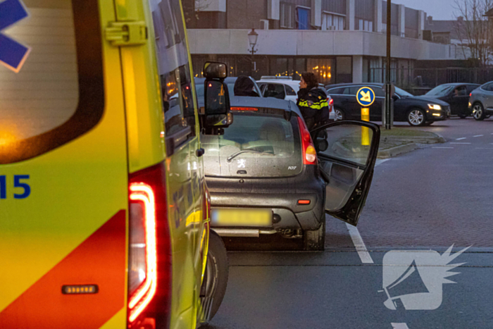 Gewonde nadat auto uit bocht vliegt en tegen boom klapt