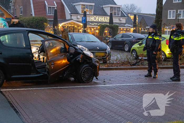 Gewonde nadat auto uit bocht vliegt en tegen boom klapt