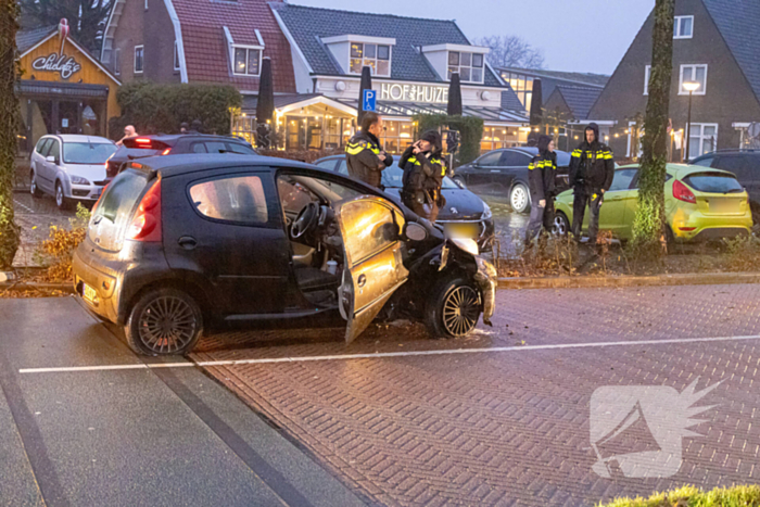 Gewonde nadat auto uit bocht vliegt en tegen boom klapt