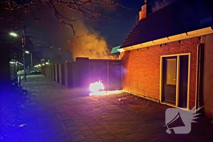 Brand slaat over naar schutting