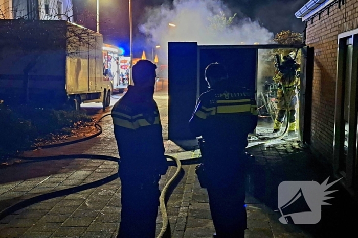 Brand slaat over naar schutting