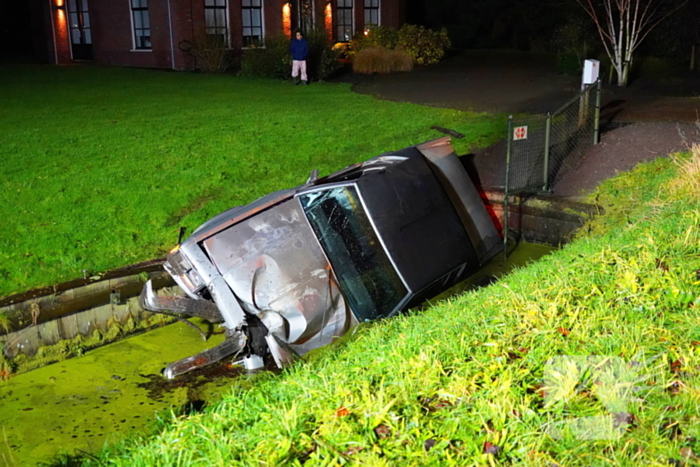 Oldtimer ramt boom en belandt in sloot bij crash