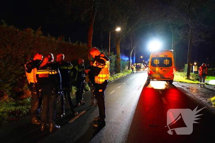 Oldtimer ramt boom en belandt in sloot bij crash