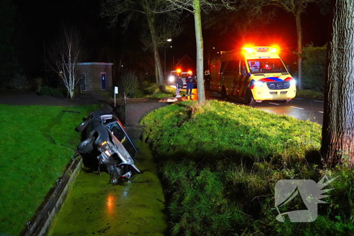 Oldtimer ramt boom en belandt in sloot bij crash