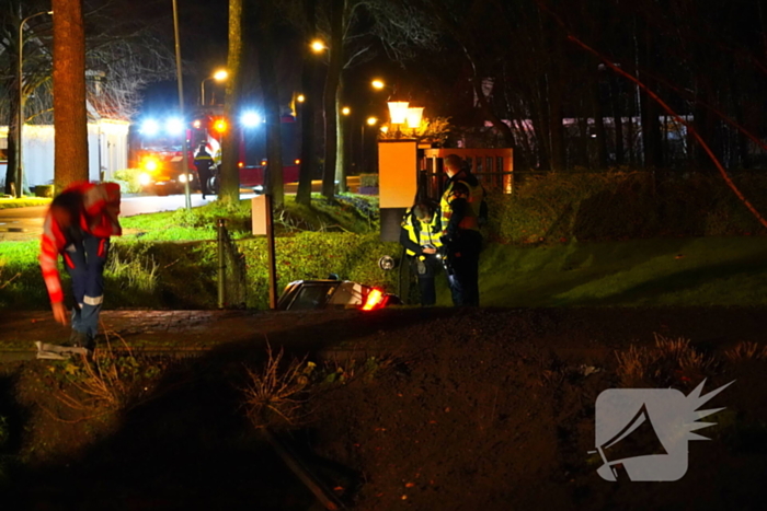 Oldtimer ramt boom en belandt in sloot bij crash