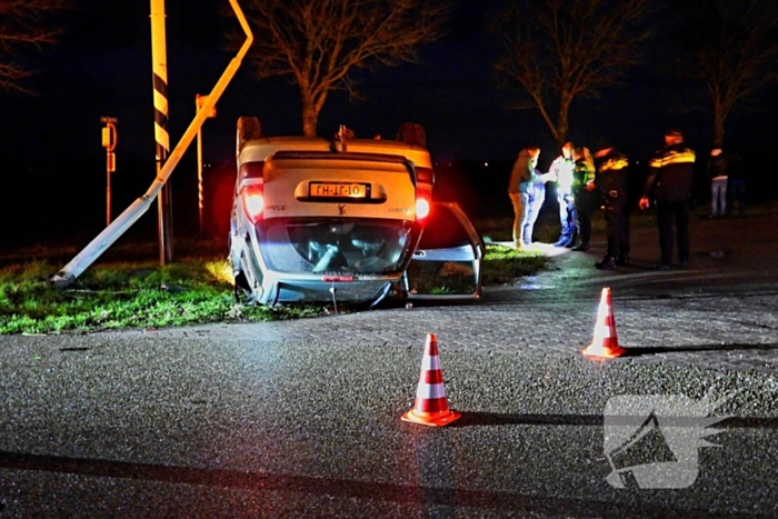 Automobilist slaat over de kop