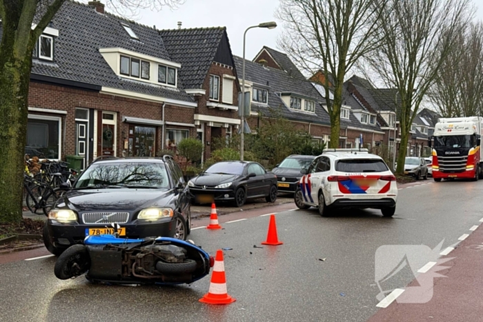 Scooterrijder geschept door automobilist