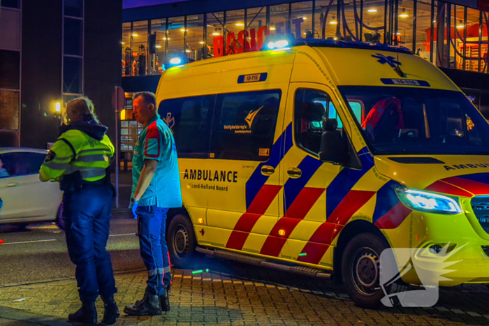 Automobilist gewond bij botsing tegen lichtmast