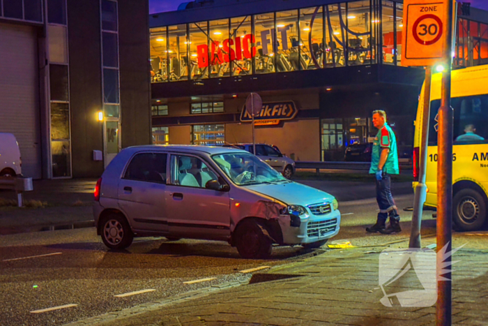 Automobilist gewond bij botsing tegen lichtmast