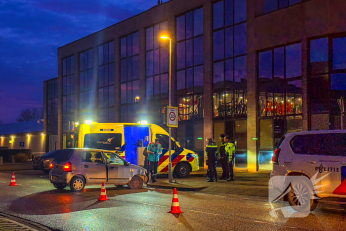 Automobilist gewond bij botsing tegen lichtmast