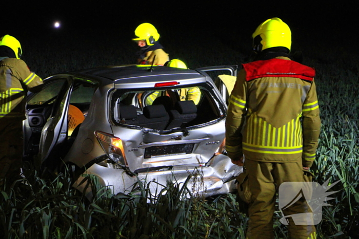 Auto belandt tussen prij door aanrijding