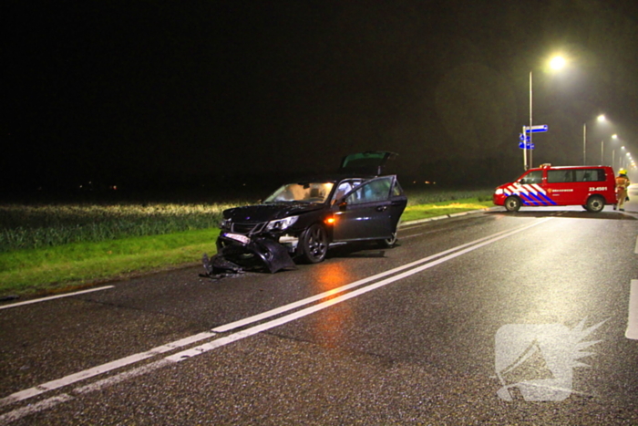 Auto belandt tussen prij door aanrijding