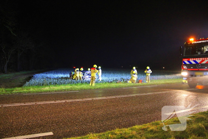 Auto belandt tussen prij door aanrijding