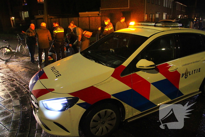 Fietser gaat onderuit door bladeren op de weg