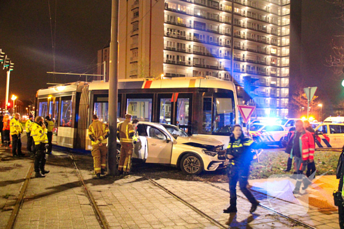 Meerdere gewonden bij ernstige botsing tussen auto en tram