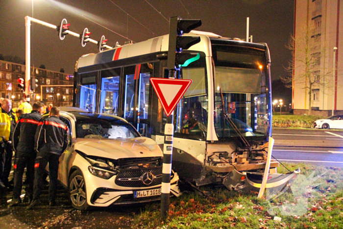 Meerdere gewonden bij ernstige botsing tussen auto en tram