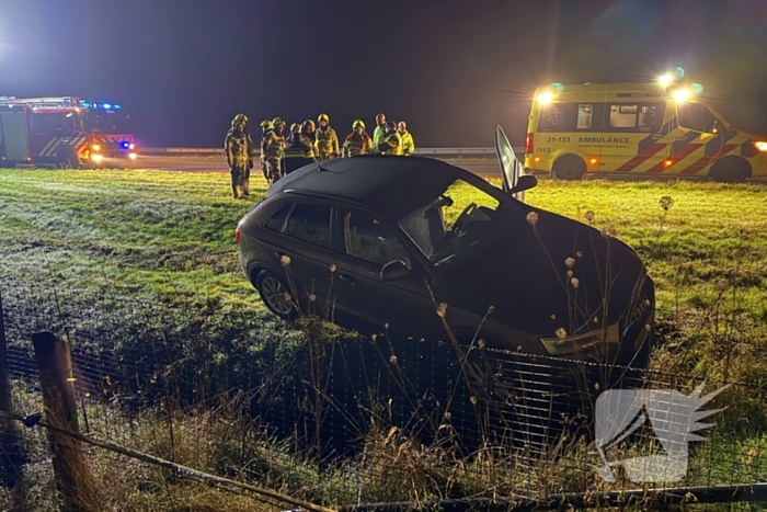 Automobilist belandt naast snelweg