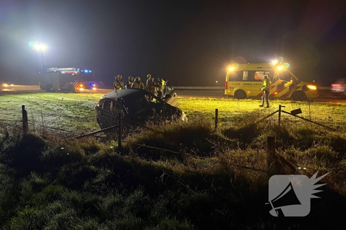 Automobilist belandt naast snelweg