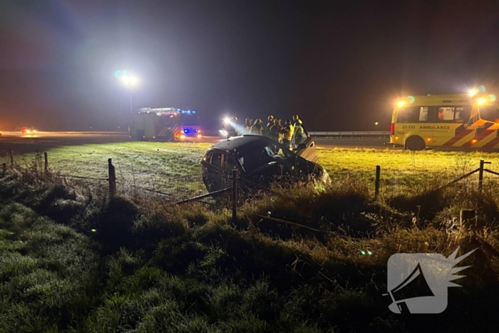 Automobilist belandt naast snelweg